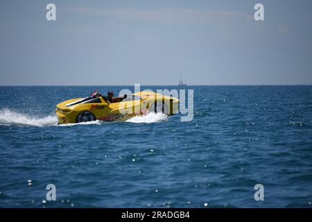 Porec, Kroatien. 02. Juli 2023. Wasserwagen auf dem Meer, in Porec, in Kroatien, am 2. Juli 2023. Im Rahmen der Erweiterung des Touristenangebots von Poreč und Istrien können Touristen in dieser Saison einen Jet-Car mieten. Das Schiff ähnelt einem Sportwagen und wird von Jetski-Motoren mit Turbine angetrieben, die hohe Geschwindigkeiten ermöglicht. Foto: Sasa Miljevic/PIXSELL Credit: Pixsell/Alamy Live News Stockfoto