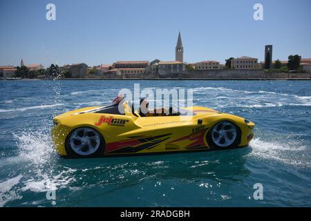 Porec, Kroatien. 02. Juli 2023. Wasserwagen auf dem Meer, in Porec, in Kroatien, am 2. Juli 2023. Im Rahmen der Erweiterung des Touristenangebots von Poreč und Istrien können Touristen in dieser Saison einen Jet-Car mieten. Das Schiff ähnelt einem Sportwagen und wird von Jetski-Motoren mit Turbine angetrieben, die hohe Geschwindigkeiten ermöglicht. Foto: Sasa Miljevic/PIXSELL Credit: Pixsell/Alamy Live News Stockfoto