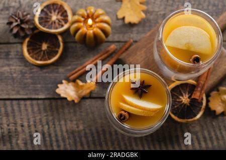 Zwei Gläser mit Apfel-cidr auf Holztisch. Warmes Wintergetränk. Draufsicht. Stockfoto