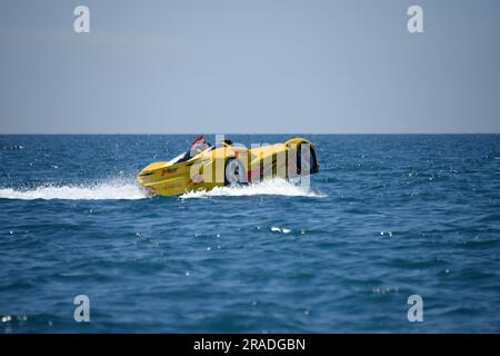 Porec, Kroatien. 02. Juli 2023. Wasserwagen auf dem Meer, in Porec, in Kroatien, am 2. Juli 2023. Im Rahmen der Erweiterung des Touristenangebots von Poreč und Istrien können Touristen in dieser Saison einen Jet-Car mieten. Das Schiff ähnelt einem Sportwagen und wird von Jetski-Motoren mit Turbine angetrieben, die hohe Geschwindigkeiten ermöglicht. Foto: Sasa Miljevic/PIXSELL Credit: Pixsell/Alamy Live News Stockfoto