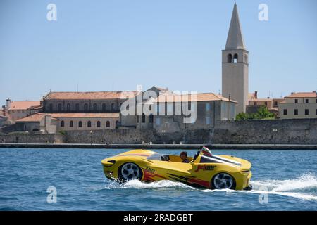 Porec, Kroatien. 02. Juli 2023. Wasserwagen auf dem Meer, in Porec, in Kroatien, am 2. Juli 2023. Im Rahmen der Erweiterung des Touristenangebots von Poreč und Istrien können Touristen in dieser Saison einen Jet-Car mieten. Das Schiff ähnelt einem Sportwagen und wird von Jetski-Motoren mit Turbine angetrieben, die hohe Geschwindigkeiten ermöglicht. Foto: Sasa Miljevic/PIXSELL Credit: Pixsell/Alamy Live News Stockfoto