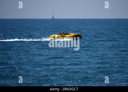 Porec, Kroatien. 02. Juli 2023. Wasserwagen auf dem Meer, in Porec, in Kroatien, am 2. Juli 2023. Im Rahmen der Erweiterung des Touristenangebots von Poreč und Istrien können Touristen in dieser Saison einen Jet-Car mieten. Das Schiff ähnelt einem Sportwagen und wird von Jetski-Motoren mit Turbine angetrieben, die hohe Geschwindigkeiten ermöglicht. Foto: Sasa Miljevic/PIXSELL Credit: Pixsell/Alamy Live News Stockfoto