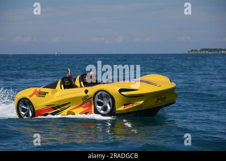 Porec, Kroatien. 02. Juli 2023. Wasserwagen auf dem Meer, in Porec, in Kroatien, am 2. Juli 2023. Im Rahmen der Erweiterung des Touristenangebots von Poreč und Istrien können Touristen in dieser Saison einen Jet-Car mieten. Das Schiff ähnelt einem Sportwagen und wird von Jetski-Motoren mit Turbine angetrieben, die hohe Geschwindigkeiten ermöglicht. Foto: Sasa Miljevic/PIXSELL Credit: Pixsell/Alamy Live News Stockfoto