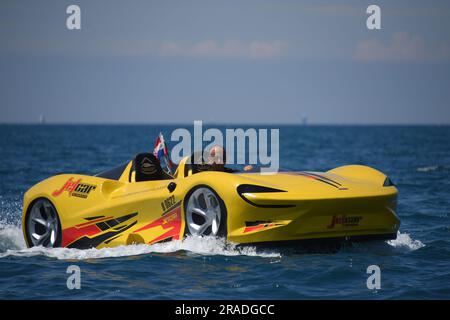 Porec, Kroatien. 02. Juli 2023. Wasserwagen auf dem Meer, in Porec, in Kroatien, am 2. Juli 2023. Im Rahmen der Erweiterung des Touristenangebots von Poreč und Istrien können Touristen in dieser Saison einen Jet-Car mieten. Das Schiff ähnelt einem Sportwagen und wird von Jetski-Motoren mit Turbine angetrieben, die hohe Geschwindigkeiten ermöglicht. Foto: Sasa Miljevic/PIXSELL Credit: Pixsell/Alamy Live News Stockfoto