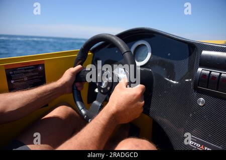 Porec, Kroatien. 02. Juli 2023. Wasserwagen auf dem Meer, in Porec, in Kroatien, am 2. Juli 2023. Im Rahmen der Erweiterung des Touristenangebots von Poreč und Istrien können Touristen in dieser Saison einen Jet-Car mieten. Das Schiff ähnelt einem Sportwagen und wird von Jetski-Motoren mit Turbine angetrieben, die hohe Geschwindigkeiten ermöglicht. Foto: Sasa Miljevic/PIXSELL Credit: Pixsell/Alamy Live News Stockfoto