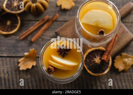 Zwei Gläser mit Apfel-cidr auf Holztisch. Warmes Wintergetränk. Draufsicht. Stockfoto