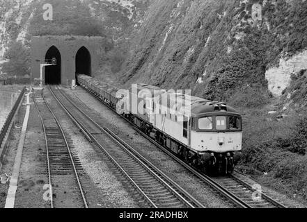 Zwei Diesellokomotiven der Klasse 33 mit den Nummern 33053 und 33040 fahren am 8. April 1993 aus dem Shakespeare Cliff Tunnel in der Nähe von Dover. Stockfoto