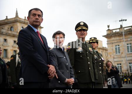 (Von links nach rechts) Oscar Gomez Heredia, Bogotas Bürgermeisterin Claudia Lopez, William Rene Salamanca, kolumbianischer Polizeidirektor und Stockfoto