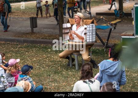 Bingen am Rhein, Deutschland. 2. Juli 2023. Der Animateur Jörn Kölling „The Charmer“ tritt vor den Augen der Kinder und ihrer Eltern auf. Einmal im Jahr verwandelt sich die Rhein-Kulturküste (Kulturufer) in eine drei Kilometer lange Bühne mit Speisen und verschiedenen Künstlern, Comedy-Musik und Kabarett. Kredit: Gustav Zygmund/Alamy News Stockfoto