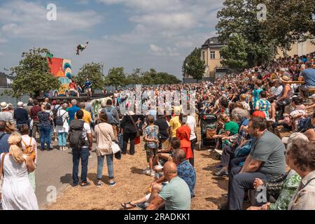 Bingen am Rhein, Deutschland. 2. Juli 2023. Akrobatische TNT-SHOWS - STRANDAUFFÜHRUNG vor großem Publikum. Einmal im Jahr verwandelt sich die Rhein-Kulturküste (Kulturufer) in eine drei Kilometer lange Bühne mit Speisen und verschiedenen Künstlern, Comedy-Musik und Kabarett. Kredit: Gustav Zygmund/Alamy News Stockfoto