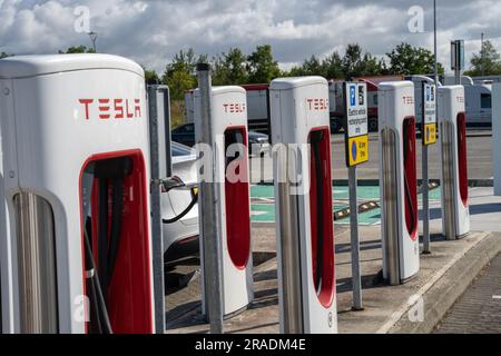 Castlebellingham, County Louth, Irland, 26. Juni 2023. Tesla Supercharger Ladestation in Parkbucht für Elektrofahrzeuge Stockfoto