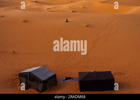 Nordafrika. Marokko. Merzouga. Ein muslimischer Mann betet in den Sanddünen der Sahara Stockfoto
