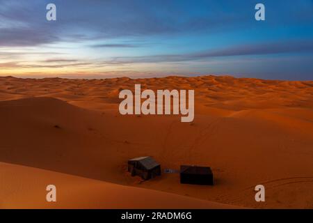Nordafrika. Marokko. Merzouga. Berber-Zelt für Trekkker-Camp zu den Sanddünen in der Sahara Stockfoto