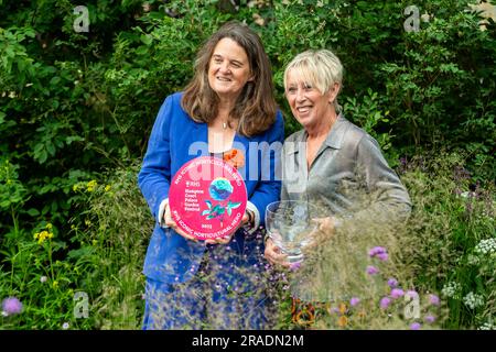 London, Großbritannien. 3. Juli 2023 (L) Clare Matterson, Generaldirektor der RHS, und Carol Klein, die mit dem berühmten Horticultural Hero Award ausgezeichnet wurde, im berühmten Horticultural Hero Garden der RHS bei der Pressevorschau beim Hampton Court Palace Garden Festival der RHS. Die weltweit größte Blumenshow umfasst Gärten von inspirierenden Designern, Vorträge von Prominenten, Vorführungen und Workshops. Kredit: Stephen Chung / Alamy Live News Stockfoto