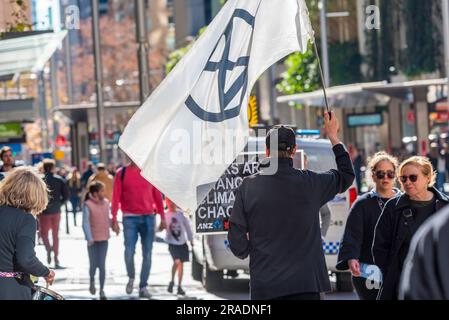 Mitglieder der Extinction Rebellion protestieren in George Street, Sydney, Australien, gegen australische Banken, die fossile Brennstoffe finanzieren Stockfoto