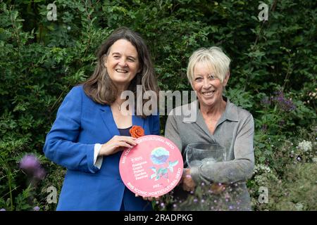 East Molesey, Surrey, Großbritannien. 3. Juli 2023. RHS-Botschafterin und TV-Persönlichkeit Carol Klein wurde vom RHS Director General RHS Clare Matterson CBE im Garten des Feature Garden, dem legendären Horticultural Hero Garden der RHS, mit dem berühmten Horticultural Hero Garden ausgezeichnet. Kredit: Maureen McLean/Alamy Live News Stockfoto