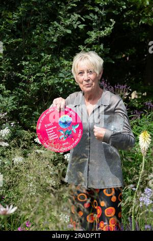 East Molesey, Surrey, Großbritannien. 3. Juli 2023. RHS-Botschafterin und TV-Persönlichkeit Carol Klein wurde im Garten des Feature Garden, dem legendären Horticultural Hero Garden der RHS, mit dem berühmten Horticultural Hero Award ausgezeichnet. Kredit: Maureen McLean/Alamy Live News Stockfoto