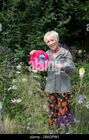 East Molesey, Surrey, Großbritannien. 3. Juli 2023. RHS-Botschafterin und TV-Persönlichkeit Carol Klein wurde im Garten des Feature Garden, dem legendären Horticultural Hero Garden der RHS, mit dem berühmten Horticultural Hero Award ausgezeichnet. Kredit: Maureen McLean/Alamy Live News Stockfoto