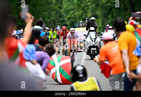 Bayonne, Frankreich. 03. Juli 2023. US' Neilson Powless von EF Education-EasyPost und Laurent Pichon von ARKEA-Samsic in Aktion während der dritten Etappe der Tour de France, einem 187 km langen 4 km langen Rennen von Amorebieta-Etxano nach Bayonne, Frankreich, Montag, den 03. Juli 2023. Die diesjährige Tour de France findet vom 01. Bis 23. Juli 2023 statt. BELGA FOTO JASPER JACOBS Kredit: Belga News Agency/Alamy Live News Stockfoto