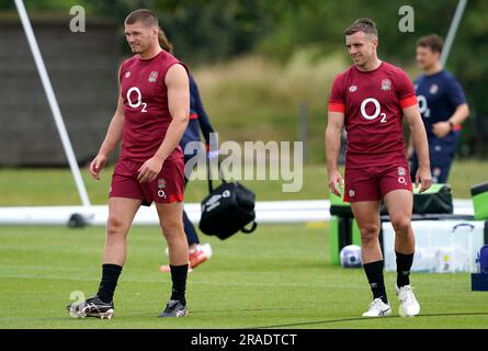 Englands Owen Farrell (links) und George Ford während eines Trainings im Lensbury Resort, Teddington. Foto: Montag, 3. Juli 2023. Stockfoto