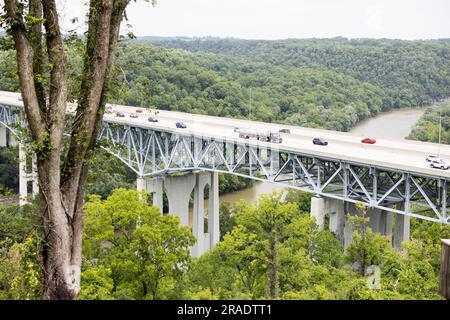 Die Clays Ferry Interstate 75 Highway Bridge überquert den Kentucky River in Richmond außerhalb von Lexington, Kentucky, USA. Stockfoto