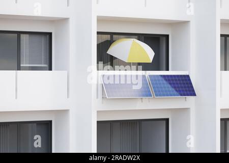 Balconette Kraftwerk in einem unscheinbaren anonymen Apartmentgebäude - 3D-Jahre-Rendering Stockfoto