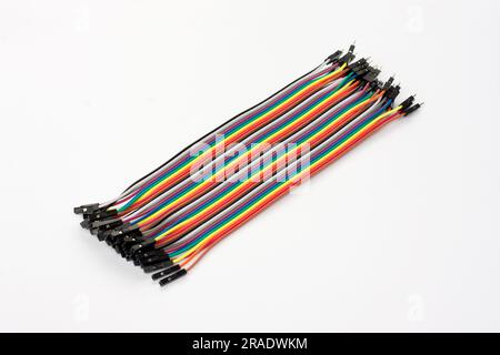 Überbrückungskabel Stecker auf Buchse für Arduino. Satz farbiger Anschlussdrähte auf weißem Hintergrund. Kabel zum Anschluss von Modulen und Sensoren für zuverlässige CO Stockfoto