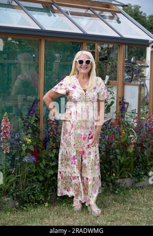 East Molesey, Surrey, Großbritannien. 3. Juli 2023. TV-Persönlichkeit Vanessa Feltz beim Hampton Court Palace Garden Festival Press Day. Kredit: Maureen McLean/Alamy Live News Stockfoto