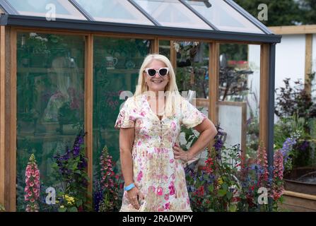 East Molesey, Surrey, Großbritannien. 3. Juli 2023. TV-Persönlichkeit Vanessa Feltz beim Hampton Court Palace Garden Festival Press Day. Kredit: Maureen McLean/Alamy Live News Stockfoto