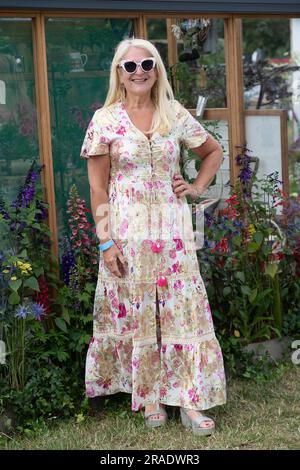 East Molesey, Surrey, Großbritannien. 3. Juli 2023. TV-Persönlichkeit Vanessa Feltz beim Hampton Court Palace Garden Festival Press Day. Kredit: Maureen McLean/Alamy Live News Stockfoto