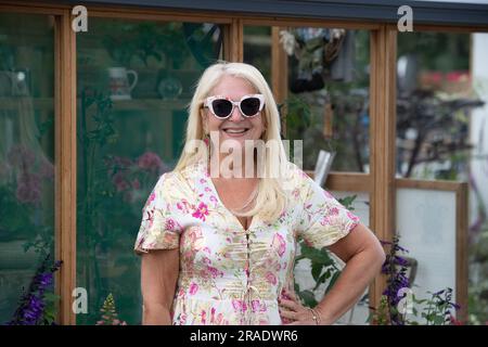 East Molesey, Surrey, Großbritannien. 3. Juli 2023. TV-Persönlichkeit Vanessa Feltz beim Hampton Court Palace Garden Festival Press Day. Kredit: Maureen McLean/Alamy Live News Stockfoto