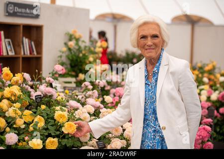 East Molesey, Surrey, Großbritannien. 3. Juli 2023. Starkoch Mary Berry beim Hampton Court Palace Garden Festival Press Day. Kredit: Maureen McLean/Alamy Live News Stockfoto