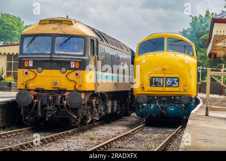 BR Klasse 42 D821 Greyhound ("Diesellokomotive rechts" abgebildet, die Ramsbottom Station auf der Esat Lancashire Bahn mit Klasse 47 Nummer 47765 verlässt Stockfoto
