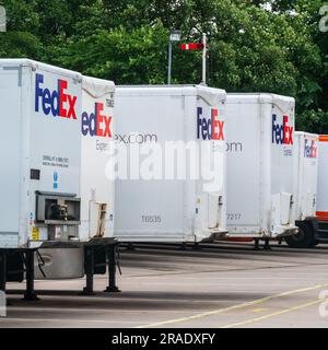 FedEx-Lieferwagen in ihrem Depot in Ramsbottom. Stockfoto