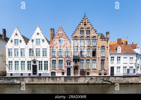 Typisch belgisches Stadtbild in Brügge, Belgien, Europa. Eine sehr touristische Stadt mit Kanal und alten flämischen Häusern. Brügge, Belgien Stockfoto