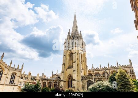 Blick auf die Universitätskirche St. Mary die Jungfrau, englische Kirche in Oxford. Es ist das Zentrum, aus dem die Universität von Oxford gewachsen ist Stockfoto