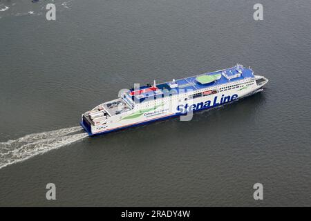 Stena Line Fähre, verlässt Liverpool, auf dem Fluss Mersey, Nordwestengland, Großbritannien, aus der Luft geschossen Stockfoto