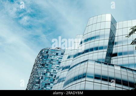 New York City, USA - 19. Mai 2023: Details der futuristischen Architektur des IAC Building und 100 11. Ave Condominium, in der 11. Avenue, in Midtown Manha Stockfoto