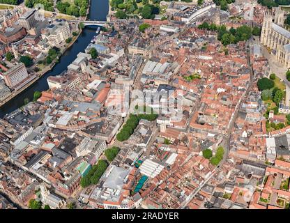 Ein Luftblick auf das historische Zentrum und das Einkaufsviertel von York, Nordengland, North Yorkshire, Großbritannien Stockfoto