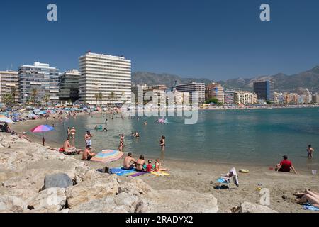 Strand in Fuengirola, Provinz Málaga, Spanien. Stockfoto