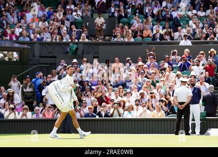 Novak Djokovic betritt vor seinem Spiel gegen Pedro Cachin (nicht abgebildet) am ersten Tag der Wimbledon-Meisterschaft 2023 im All England Lawn Tennis and Croquet Club in Wimbledon das Spielfeld. Foto: Montag, 3. Juli 2023. Stockfoto