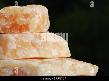 Ein Haufen Rosenquarzsteine Stockfoto