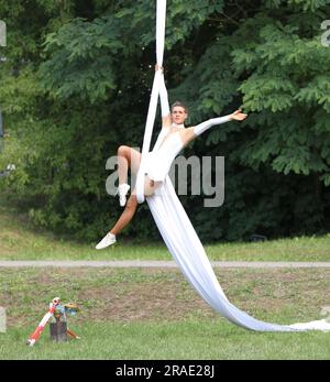 Strausberg, Deutschland. 02. Juli 2023. Märkisch Oderland: Das Foto zeigt Sophie, Künstlerin der Falko Traber High Wire Show im Kulturpark in Strausberg (Foto: Simone Kuhlmey/Pacific Press). Kredit: Pacific Press Production Corp./Alamy Live News Stockfoto