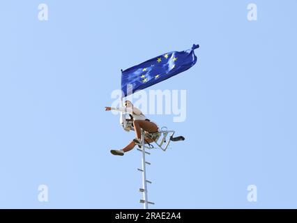 Strausberg, Deutschland. 02. Juli 2023. Märkisch Oderland: Das Foto zeigt Sophie, Künstlerin der Falko Traber High Wire Show im Kulturpark in Strausberg (Foto: Simone Kuhlmey/Pacific Press). Kredit: Pacific Press Production Corp./Alamy Live News Stockfoto