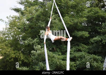 Strausberg, Deutschland. 02. Juli 2023. Märkisch Oderland: Das Foto zeigt Sophie, Künstlerin der Falko Traber High Wire Show im Kulturpark in Strausberg (Foto: Simone Kuhlmey/Pacific Press). Kredit: Pacific Press Production Corp./Alamy Live News Stockfoto