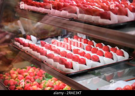 Ichigo Daifuku oder Erdbeermochi auf dem Markt von Osaka, Japan. Stockfoto