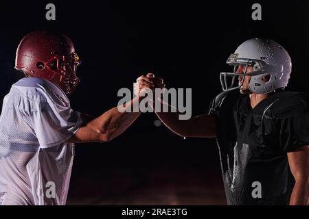 Zwei amerikanische Fußballspieler in Silhouettenschatten auf weißem Hintergrund Stockfoto