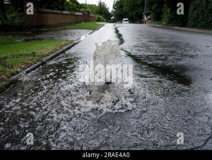 Nach einem Sturm in Redditch, Worcestershire, strömt Regenwasser durch einen Abfluss. Stockfoto