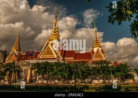 Das Gebäude der Nationalversammlung während der Monsunzeit. Phnom Penh, Kambodscha. © Kraig Stockfoto