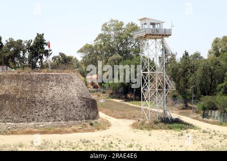 Ein Wachturm in der von der UN kontrollierten Pufferzone in der geteilten Stadt Nikosia, in der Nähe der Stadtmauern. Stockfoto